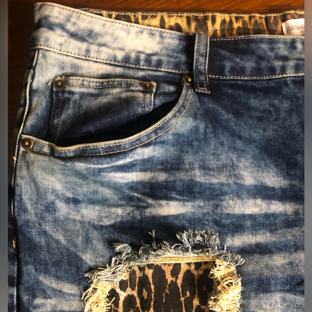 Fashion Nova Leopard Distressed Denim Short - Vintage Blue Wash Size 42 - Picture 2 of 7